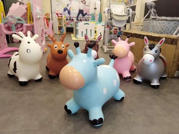 Đồ chơi thú nhún cao su không an toàn đối với trẻ