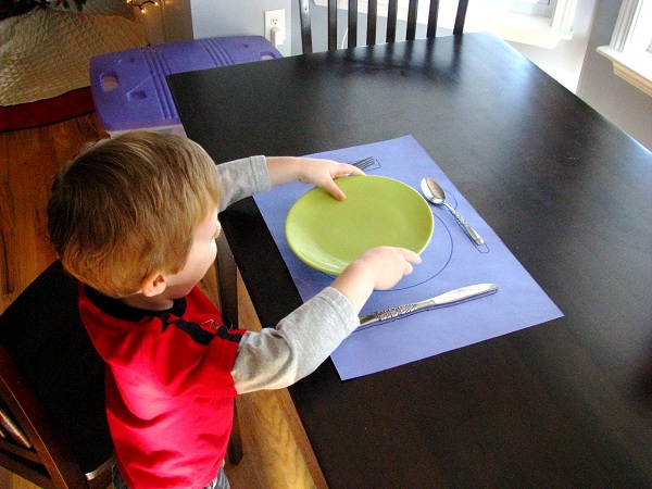 Tạo điều kiện cho trẻ giúp đỡ ba mẹ bắng cách sắp xếp bàn ăn