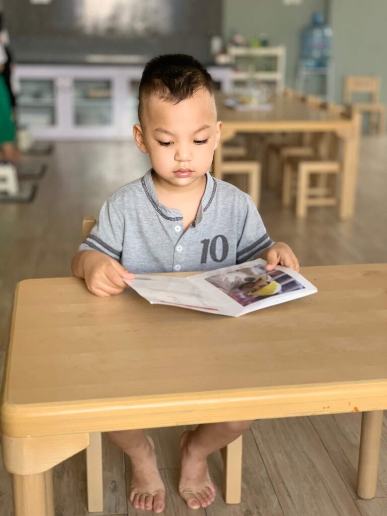 Bé tập đọc sách 