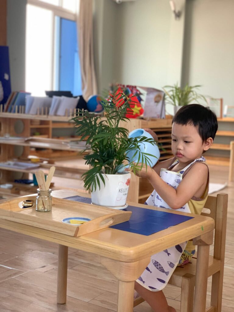Bé tập tưới cây 