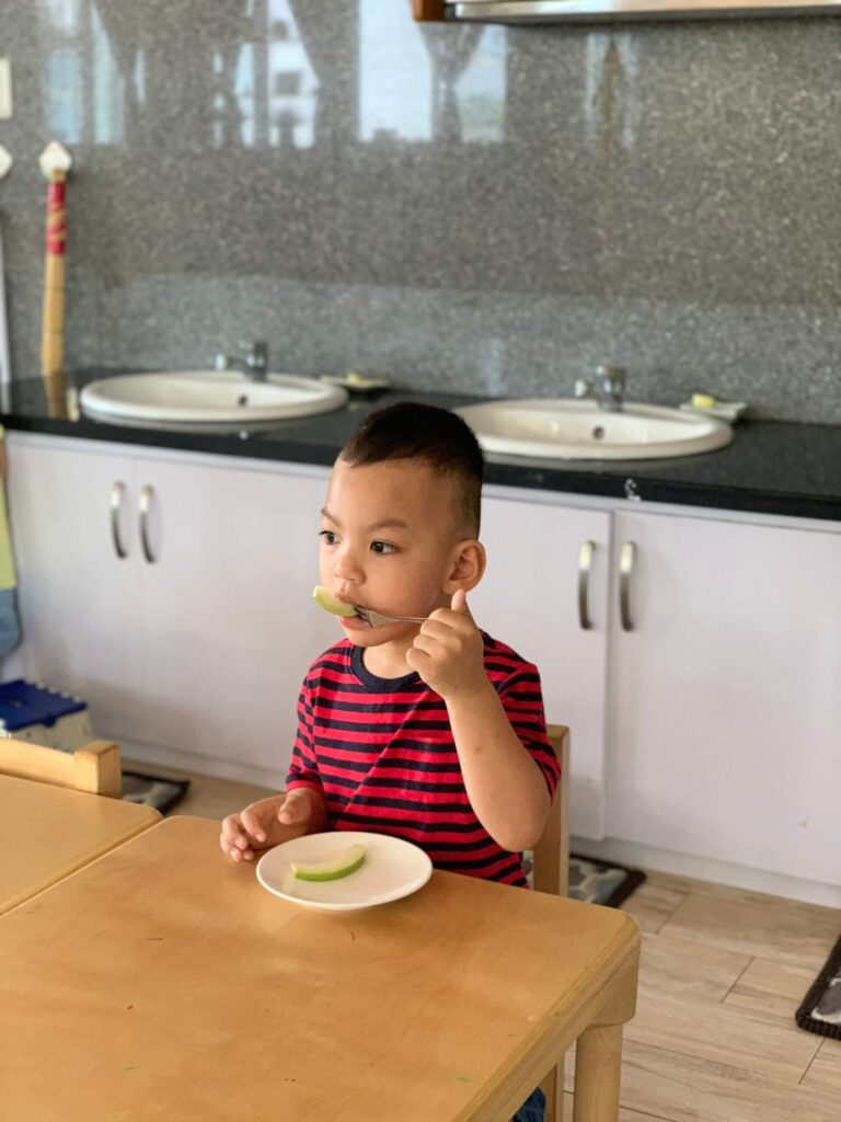 Bé tập tự ăn 