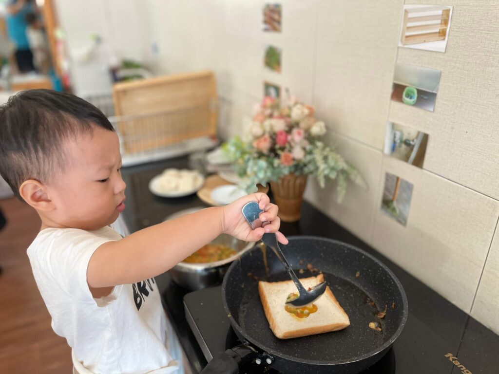 Bé tập nấu ăn 