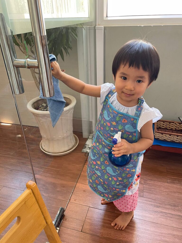 Bé tập lau dọn