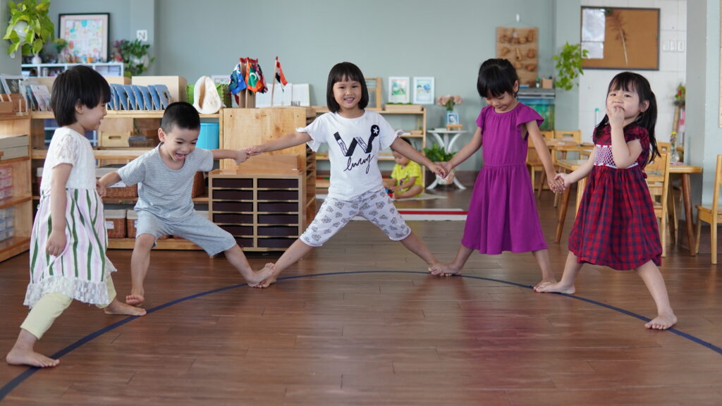 Đồ chơi dân gian cho trẻ mầm non giúp các bé có sự gắn kết nhau
