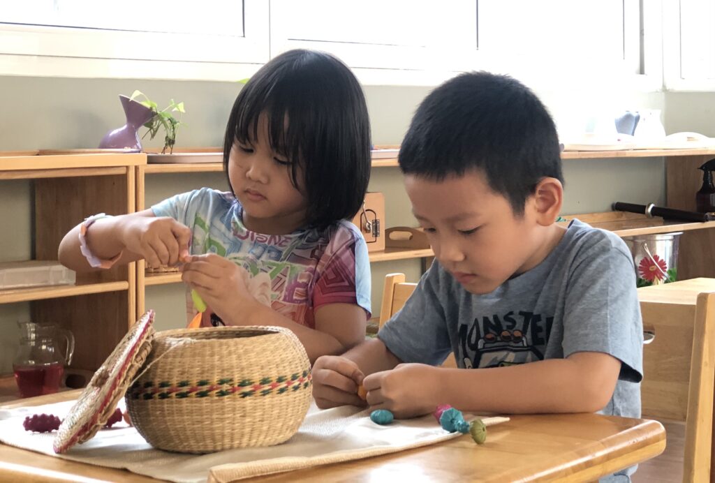 Món đồ chơi quang gánh sẽ giúp trẻ tăng tính quan sát, tập trung, bắt chước và sáng tạo