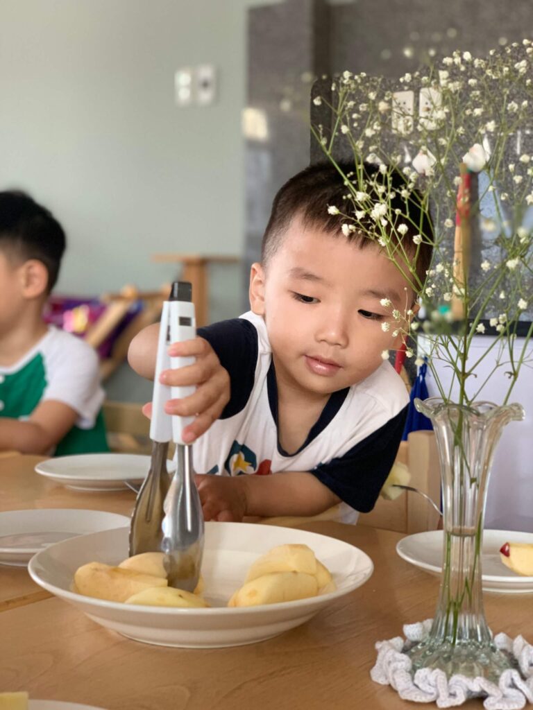 Từ lúc sinh ra thì trẻ em như có một tài năng học hỏi hết mọi kiến thức mà ba mẹ dạy Từ lúc sinh ra thì trẻ em như có một tài năng học hỏi hết mọi kiến thức mà ba mẹ dạy