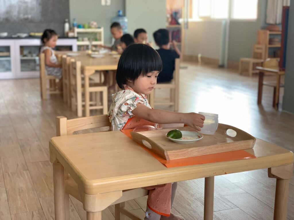 Montessori giáo dục trẻ thông qua giáo cụ trực quan Montessori giáo dục trẻ thông qua giáo cụ trực quan