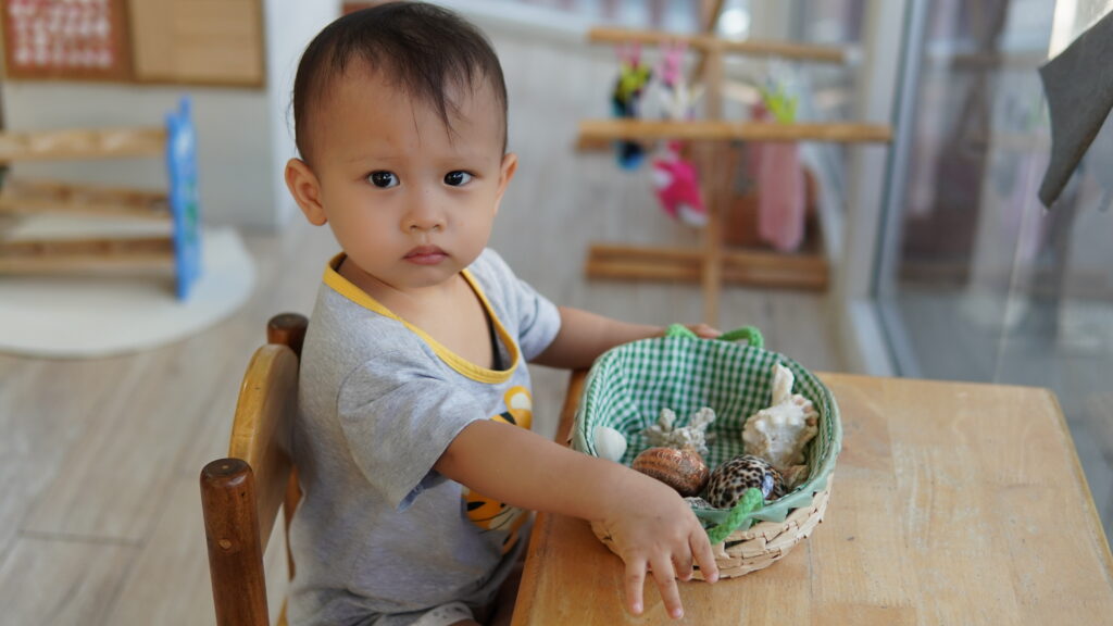 Giai đoạn 5 tháng tuổi, trẻ đã có sự phát triển quan trọng về cả thể chất lẫn trí tuệ