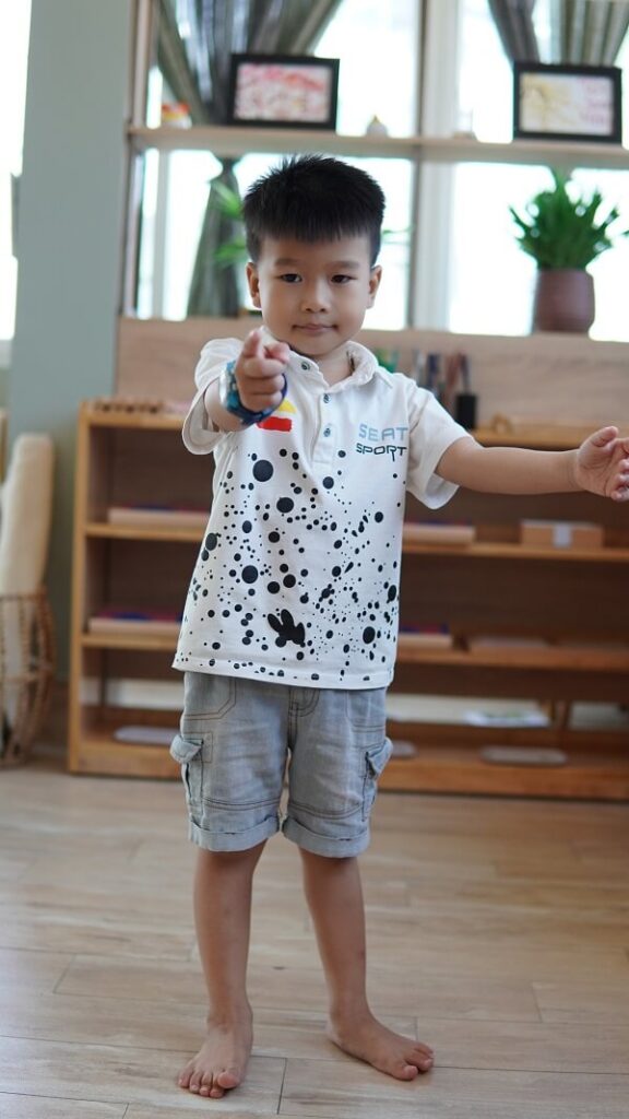 Tập thói quen tạm biệt với trẻ khi trẻ đi học mẫu giáo