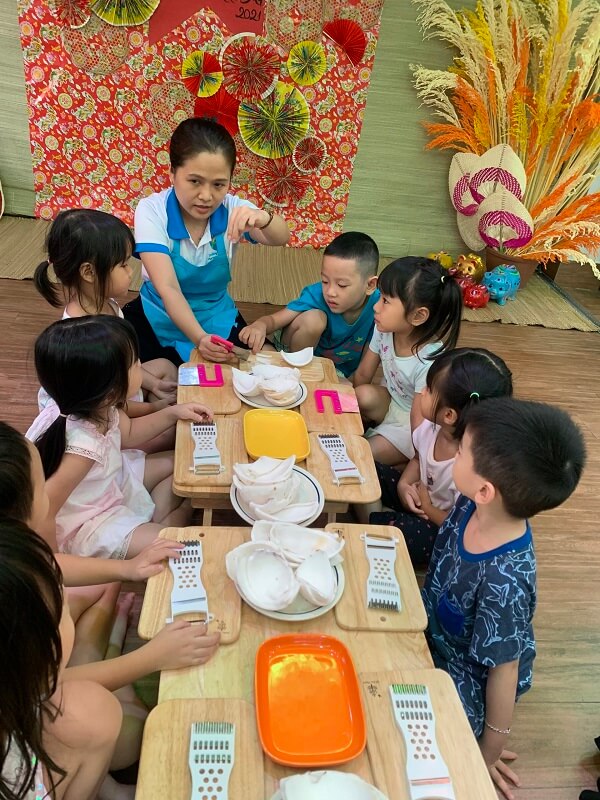 Hình ảnh các bé tham gia lớp kỹ năng sống học làm mứt dừa