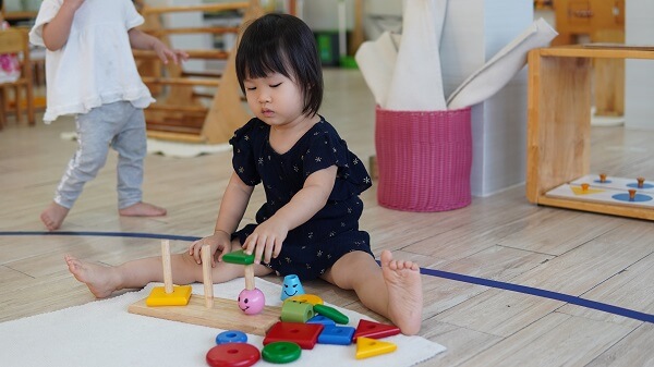 Hình ảnh bé đang tập đếm thông qua trò chơi xếp hình