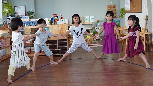 Hình ảnh các bé đang tham gia chơi cùng nhau