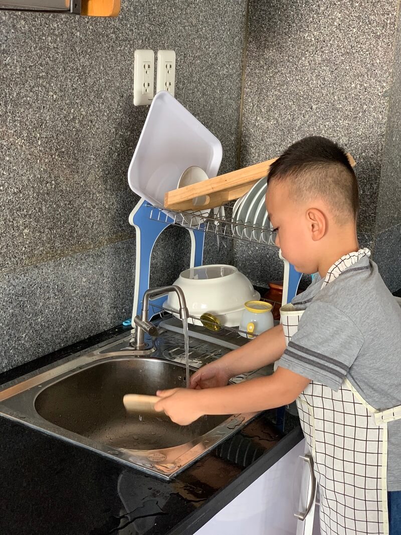Tiết kiệm nước đối với trẻ là đức tính tốt Tiết kiệm nước đối với trẻ là đức tính tốt