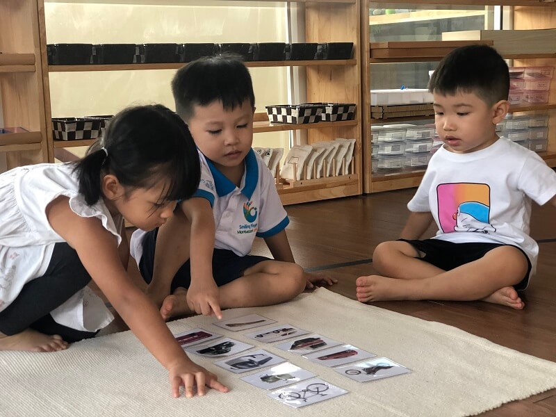 Hình ảnh các bé đang chơi xếp ảnh cùng nhau Trẻ đi học quấy khóc được xử lý như thế nào?