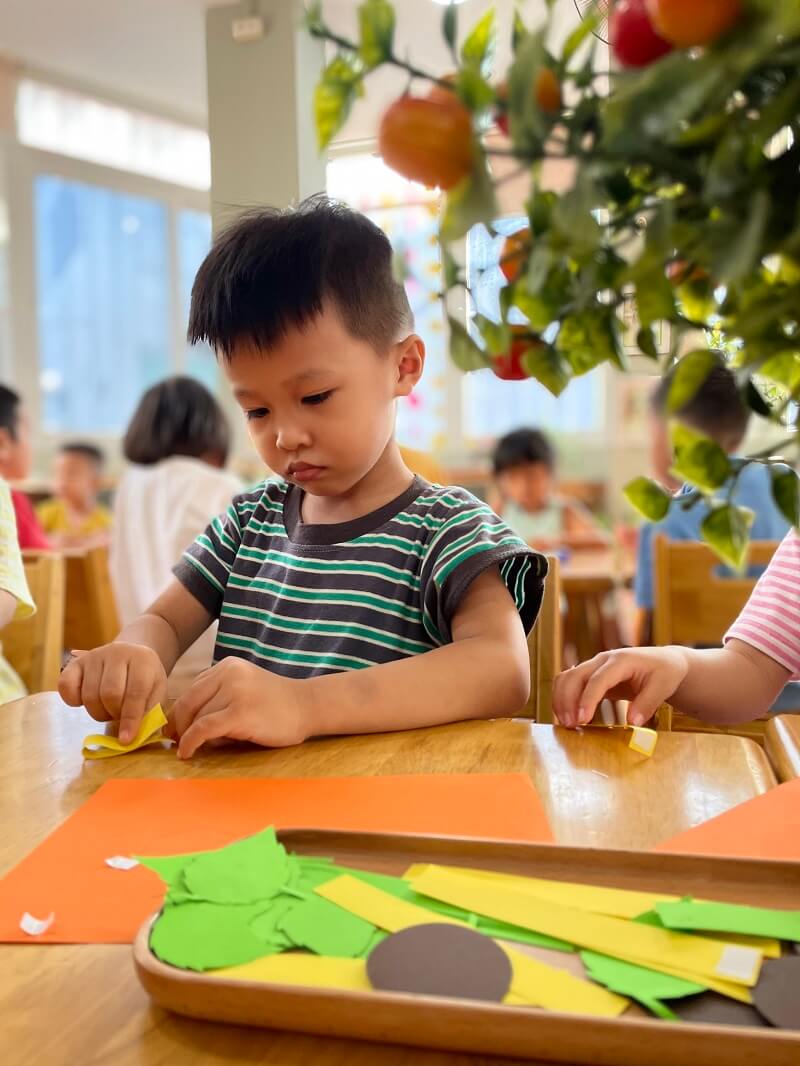 Dạy trẻ làm và cắm hoa bằng giấy màu, giấy xốp