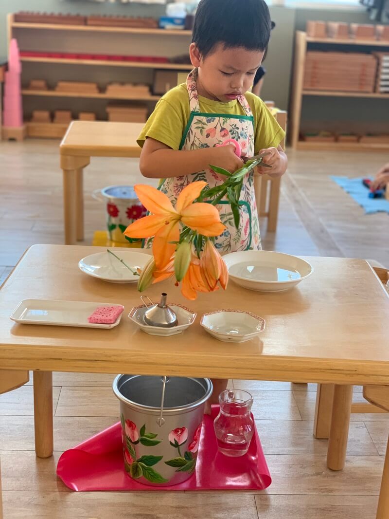 Dạy trẻ cắm hoa tươi, hoạt động ý nghĩa tại Smiling Fingers