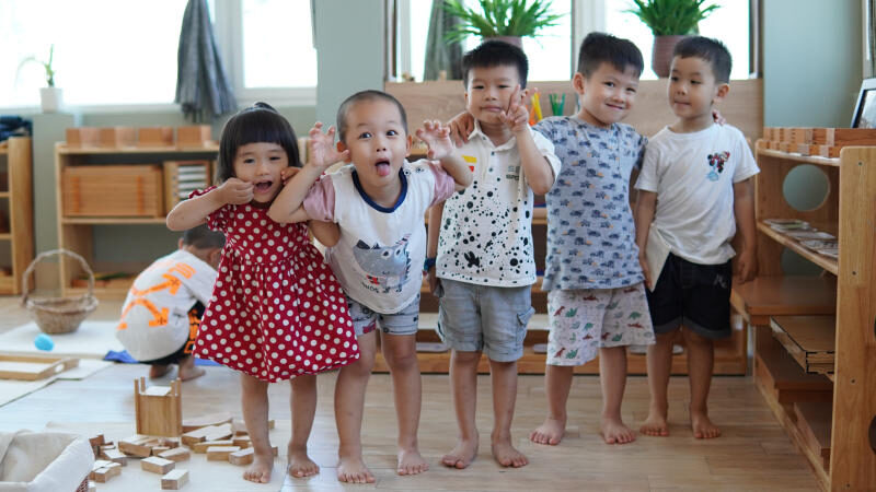 Lớp học trộn độ tuổi là một trong những đặc điểm chính của trường thuần Montessori