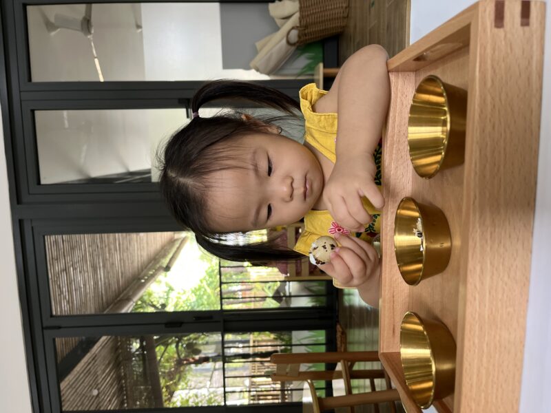 Phương pháp Montessori khuyến khích trẻ tự lập